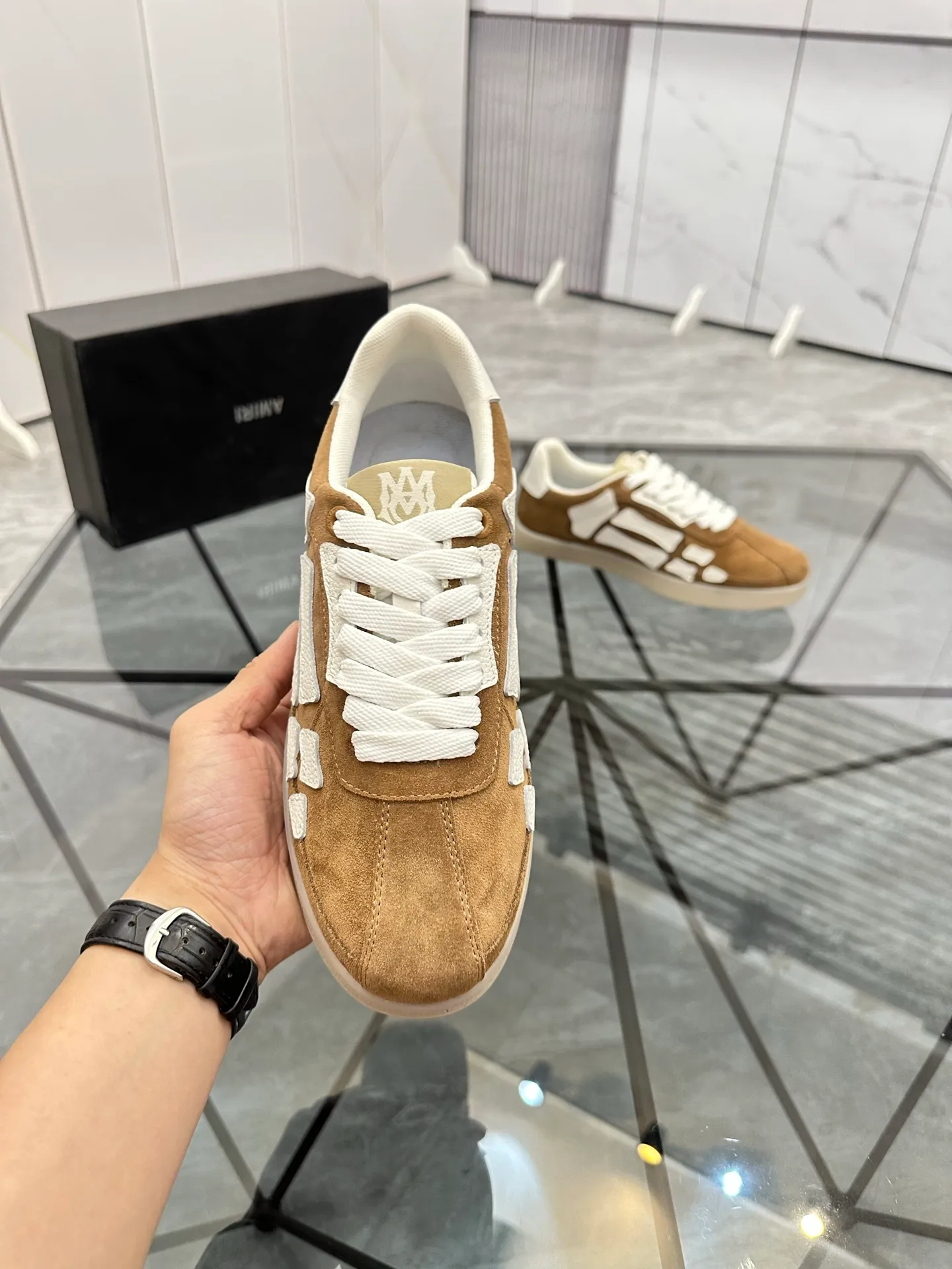 Men's shoes: 💰P420¥ Product trademark: AMIRI* "Amir*" low-top casual shoes Regular size: 38-45 (can be customized to 46) Product material: imported nubuck leather upper, breathable lining, original outsole. Number: 001